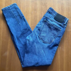 Neuw Jeans - Säljer nu ett år mörkblåa jeans från märket Neuw. Jeansen är i ett fint skick, dock slitage vid höger framficka (vi tycker detgör jeansen snyggare och mer unika). Storlek W32L32. Nypris: 1399kr och vårat: 299kr. Pris kan diskuteras.Hör av dig vid frågor!