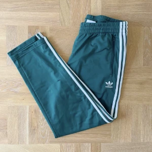 Adidas Firebird Pant - säljer dessa firebird byxor i st L, passar M också. Använda ett fåtal gånger och bra skick! Köpta för 650kr, säljer för 300, andra bilden är hur de kan se ut på (inte rätt färg) köparen står för leverans🤝hör av er om ni är intresserade eller har frågor😁