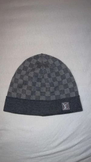 Lv mössa och halsduk  - Hej säljer nu mitt gråa lv sett då jag inte använder dett längre, dem är i nyskick och har kvitto och kartonger till allt. Passar alla hela setet är köpt för cirka 9000 säljer för 5000kr 