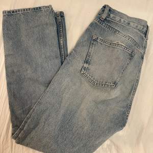 Ljusblå jeans från zara använda få gånger, storlek 38, högmidja med raka ben