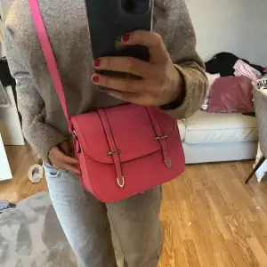 Söt rosa väska köpt från Sellpy, säljer då den ej används.