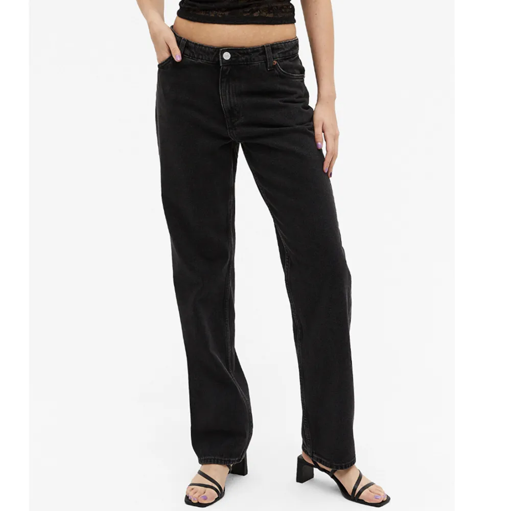 Svarta straightleg jeans från monki som inte används längre😊. Jeans & Byxor.