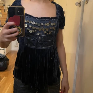 Serena ray- Paris top - Jättefin topp från Serena ray- Paris. Väldigt många och fina detaljer och knappt använd men Inge tydliga defekter, den har en dragkedja på sidan också!