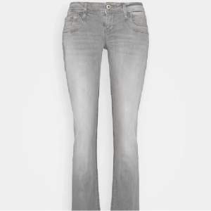 Säljer mina skit snygga jeans från ltb i modellen Valerie pågrund av att de var för stora när de köptes❤️, jag har klippt inuti jeansen för att kunna sätta in skosnöre (skickar bild om man är intresserad) men inget som syns❤️Skriv för frågor om pris mera❤️
