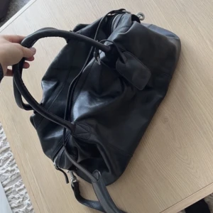 Snygg rymlig väska - Köpt begagnat lånade bilder. Rymlig och bra väska