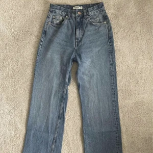 Pull&Bear raka jeans, strl 36 - Blå, raka jeans från Pull&Bear i storlek 36. Avklippta längst ner för att passa någon som är runt 172. - Frakt: 74kr - TRYCK INTE PÅ KÖP NU