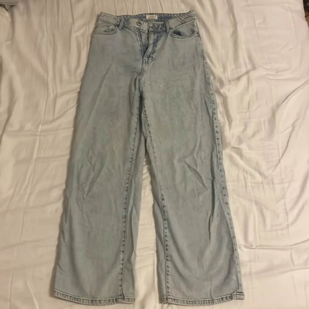 Riktigt fina högmidjade jeans från Lindex. Sitter extremt skönt på då dom inte är jätte tjocka och lite luftiga i modellen. Väldigt bra skick. Säljer pga rensar garderoben💕. Jeans & Byxor.