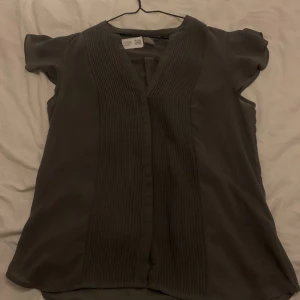Blus  - Köpt begagnad  Aldrig använd av mig 