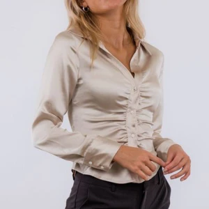 Chrisy Satin Shirt Neo Noir strl 34 - Såå fin och härlig skjorta från Neo Noir som är perfekt att ha på kontoret! Riktigt bra skick, använd 1-2 gånger och inköptes för något år sedan för 800:-