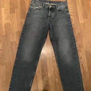Straight- loose jeans. Sjukt snygga men har tyvärr vuxit ut de. Väldigt sparsamt använda! 