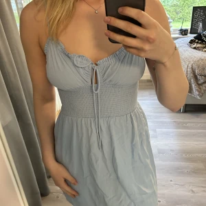 Klänning  - Ljusblå klänning från bershka, aldrig använt prislappen fins kvar 