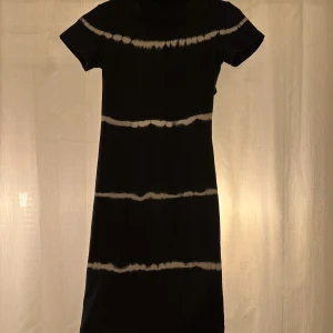 Klänning - Mörk blå klänning med vita ränder💙🤍i väldigt bra skick 