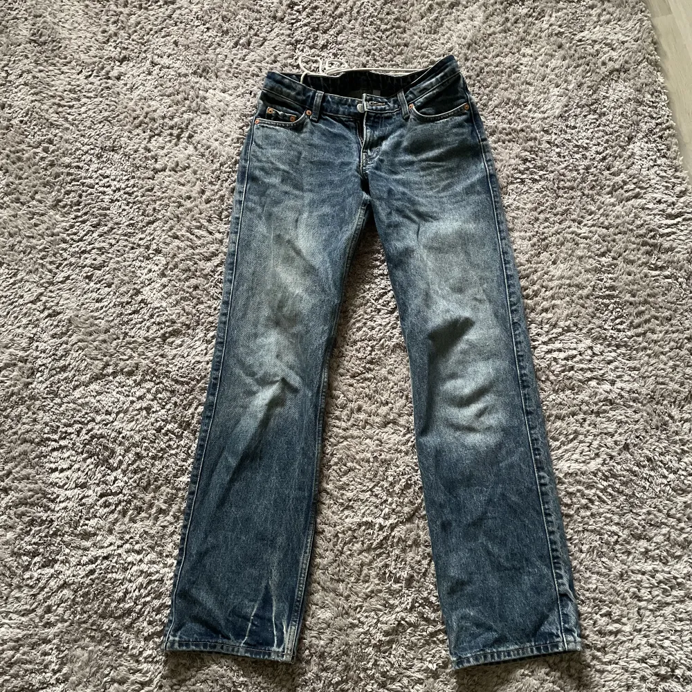 Säljer ett par otroligt snygga weekday jeans❤️modell arrow Low stright jeans❤️budgivning startar på 200. Jeans & Byxor.