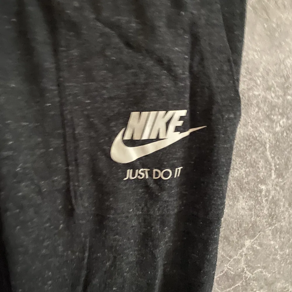 Nike mjukis byxor bra skick . Jeans & Byxor.