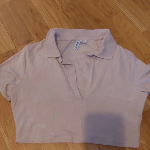 Rosa crop top ♡ - En fin croppad rosa hm top som inte kommer till användning längre, den har inga hål eller fleckar men är lite skrynklig då den inte blivit andvänd ♡