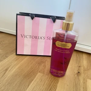 Victoria secret mist - Äldre versionen av Victoria secret mist. Samma som den nu fast en ”gamlare” förpackning💕 Säljer för 80kr men kan sänkas vid snabbt och smidigt köp🫶🏼