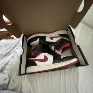 Jordans retro gym red  - Säljer dessa jordans då de knappt kom till någon användning autentikerade av restocks orginal pris 2500 FRAKT INKLUDERAD!