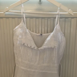 Super söt blus!  - Jättefin söt vit blus, tänk dig denna till ett par låga jeans! 