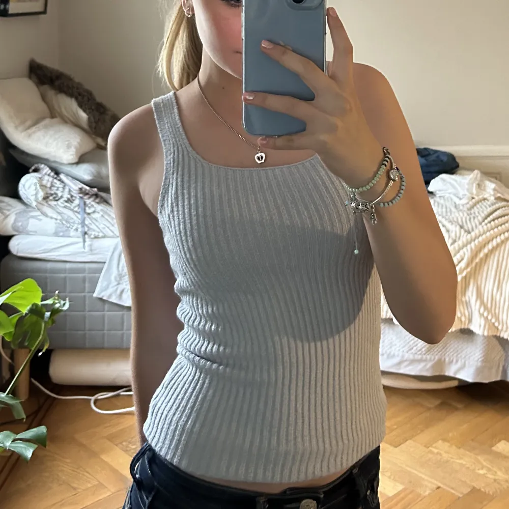 Supersöt stickat linne från Brandy Melville i babyblå färg 🥰🥰 Väldigt stretchiga så passar de flesta . Toppar.