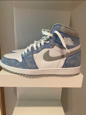 Jordan 1 High University Blue - Helt nya med låda och kvitto !! RESELL !!