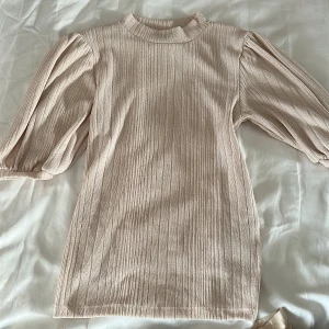 Beige blus från Ginatricot  - Beige blus från Ginatricot. Storlek XS. 