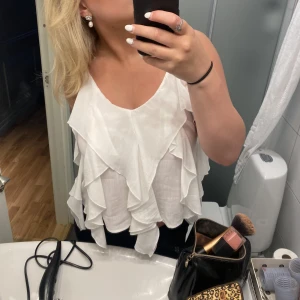 Zara topp  - Volangtopp från zara💕använd 2 ggr  Nypris 329kr