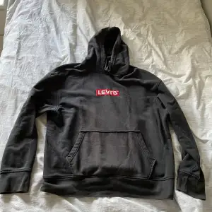 Säljer min Levis hoodie då jag aldrig använder den längre Storlek L och hyfsat använd men bra skick  Pris kan diskuteras 
