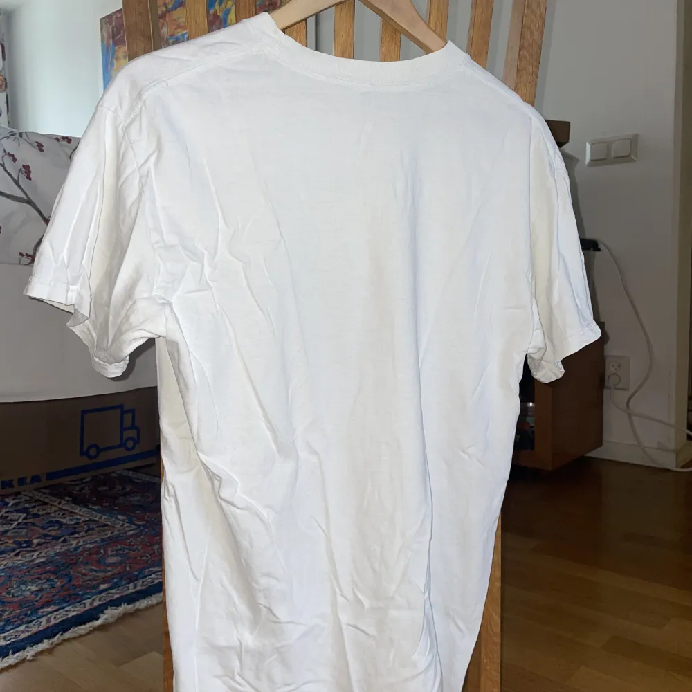 Brandy Melville tröja med tryck av skelett. T-shirts.