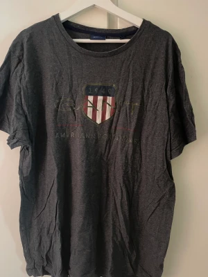  T-shirt  - T-Shirt från gant i fint skick , endast använd några få gånger.