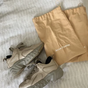 Acne Manhattan  - Acne Manhattan. Älskar dessa men dom är tyvärr lite för stora. Strl 37 men dom är stora i storleken. Lite slita men ändå väldigt gott skick. Dustbagsen medföljer, har dock inte kvar kartongen.