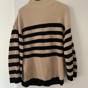 Super fin tröja - I nyskick, super mysig med oversized fit, breda ärmar och slits i sidorna 