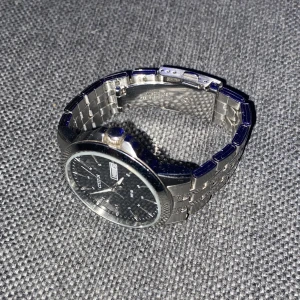 Citizen Klocka  - Klockan är använd ett antal gånger, liten skråma som knappt syns. Man får med så man kan göra den större/mindre. Nytt Inköpsvärde ligger vanligtvis rek på 1.400-1.500