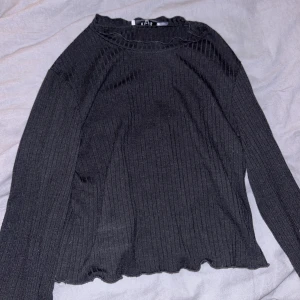 Tröja  - Svart långärmad tröja  Står inte för frakten 