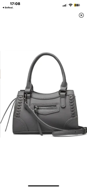 Grå GinaTricot handväska🩶 - Säljer pga aldrig använd!!🩶