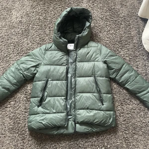 Puffer jacka  - Grön puffer jacka som har användits sparsamt, i jätte fint skick. Jätte skön och varm, perfekt för vintern😊Köpt för 700! 