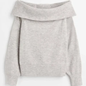 Off shoulder tröja - Super fin tröja från hm (i den vita färgen) säljer då den inte kommer till användning längre. BUDA!!🫶🏻💕