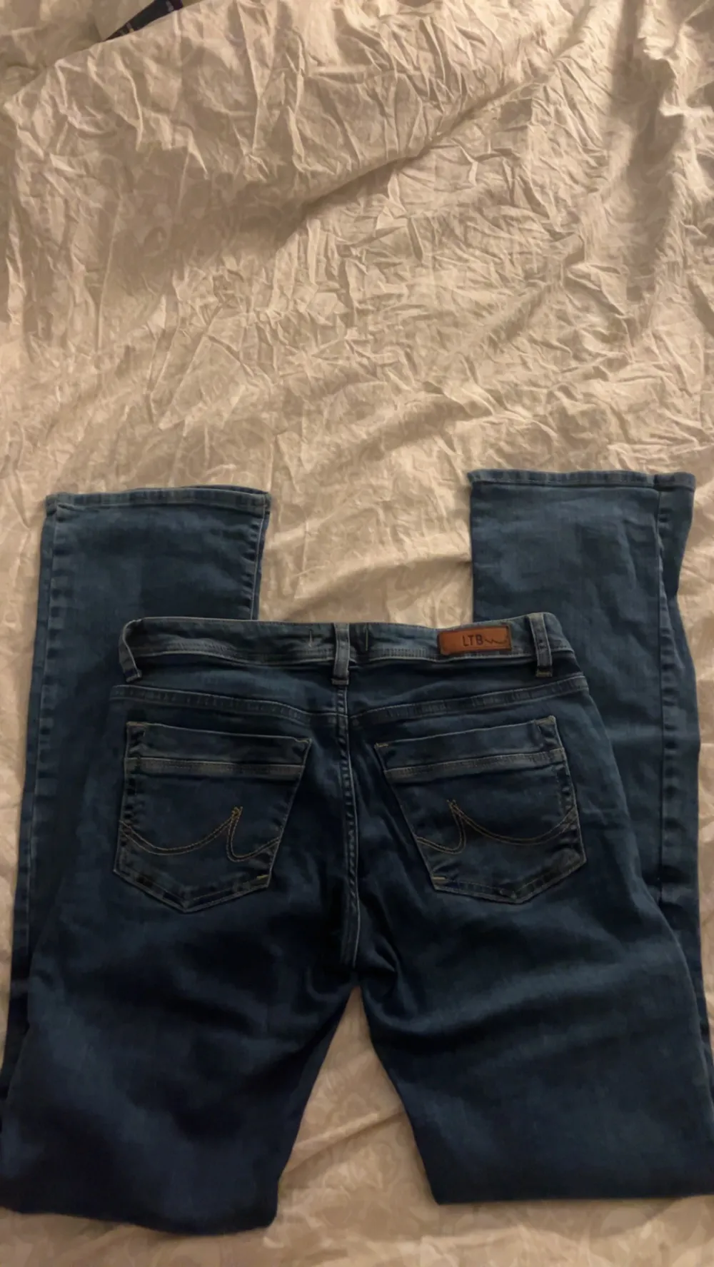 säljer mina as fina lågmidjade jeans från LTB, de är bootcut. köptes för några månader sedan nya och är i ny skick, använda typ 2 gånger 💞. Jeans & Byxor.