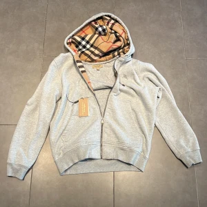 Burberry hoodie  - Fet burberry hoodie i storleken L.  Skick 9/10  Använt ett fåtal gånger 