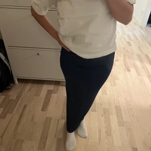 kjol - En långkjol från Shein som knappt är använd. Sitter prefekt   och är super skön. Prefekt att ha till sommaren och våren