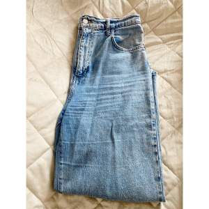 Jättefina och sköna jeans från Gina tricot, rak modell. ✨ Säljes pga passar ej längre. Fint skick!