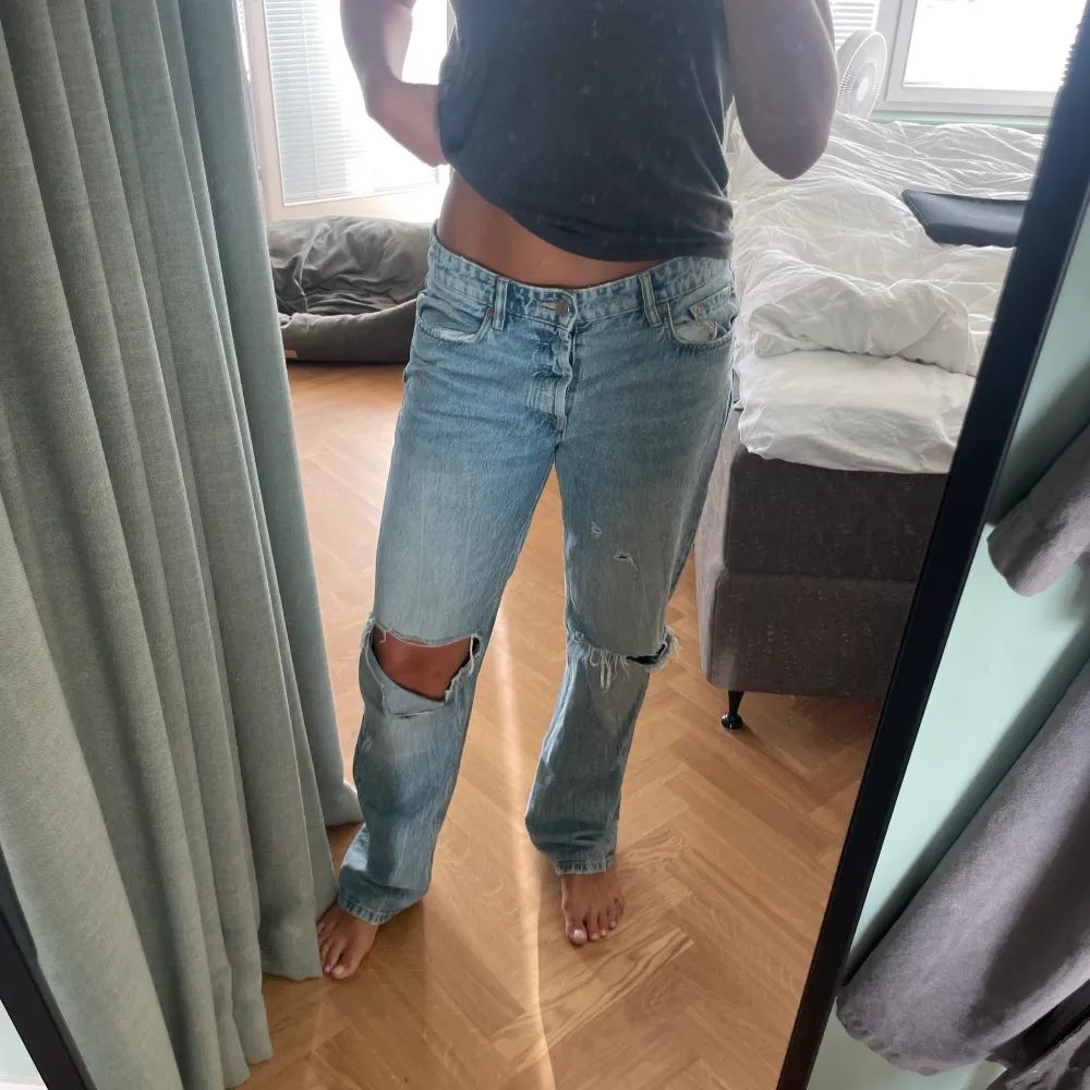 Extremt snygga och populära jeans med slitningar ifrån Zara🔥 . Jeans & Byxor.