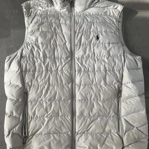 Ralph lauren väst  - Säljer den gråa Ralph lauren väst, bra kvalite och bra skick 