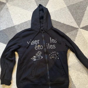 Blinglucid kofta - Storlek: M Legat i garderoben och plockat Damm därför lite smutsig av damm i bilden