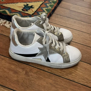 Golden goose liknande skor - Super fina stjärna skor som liknar golden goose skor. Relativt använda. Köpta i Paris,så därav står det inget märke. Köpta för 450kr och säljs för 149kr. Storlek 38 men passar mig som är 39.