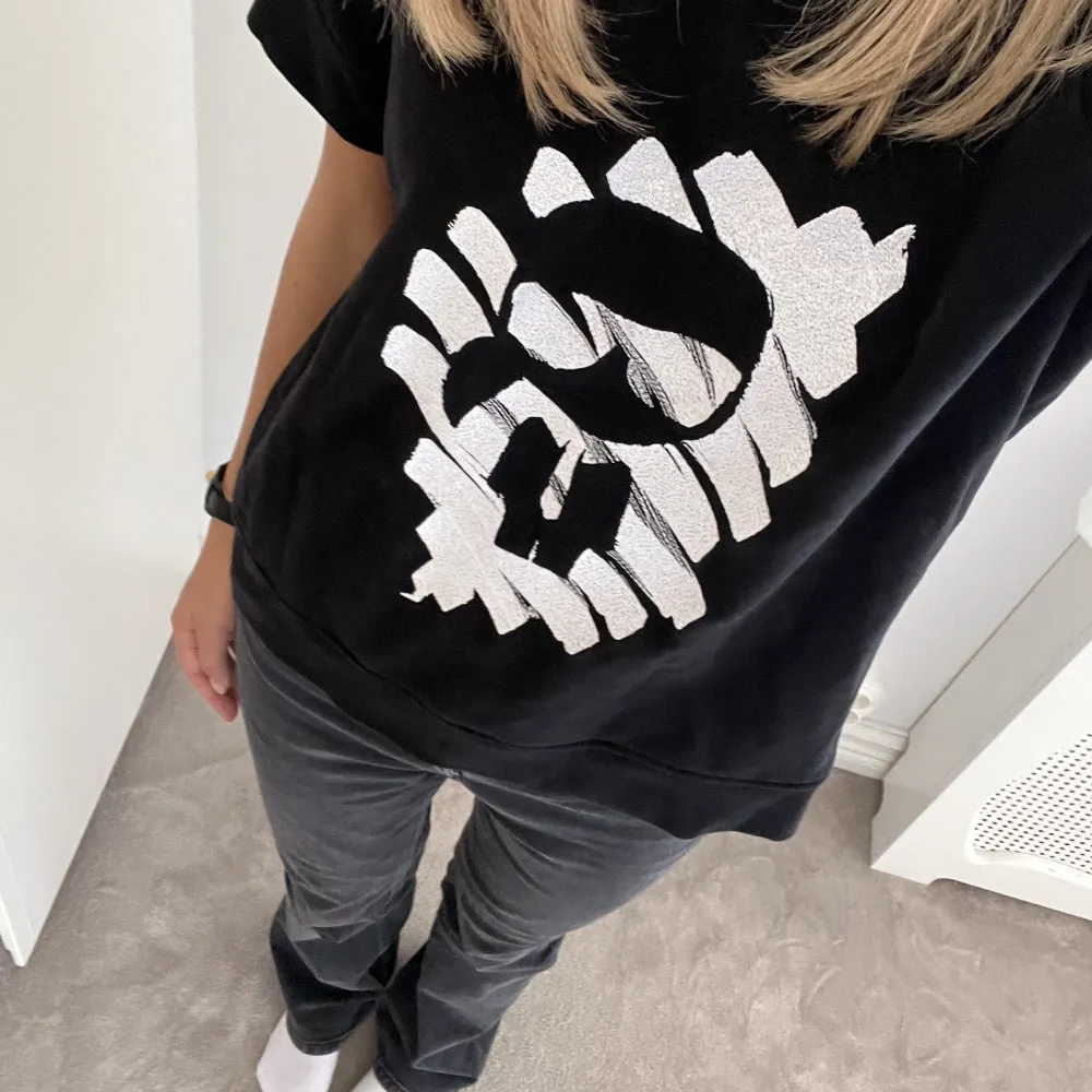 Jätte snygg t-shirt ifrån Karl Lagerfeldt. Den är i ”sweatshirt material”. Super fin till både jeans som kjol!🥰🥰diskuterar gärna priset såklart🥰. T-shirts.