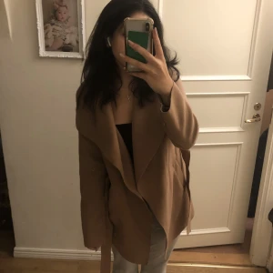 Brun tunn kappa - Jättefin brun kappa, säljer för att jag köpt en liknande! Storlek s men fungerar perfekt för m också<3
