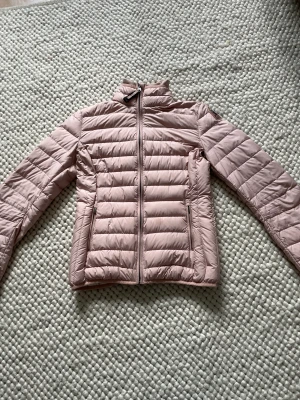 Parajumper jacka - Säljer nu denna höst jacka från Parajumper, skicket är jättebra och säljes på grund av liten. Pris går att diskutera