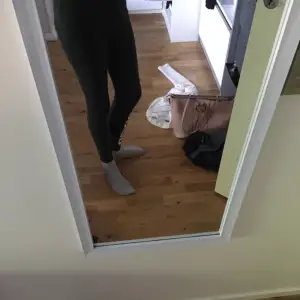 Säljer mina Adidas träningsbyxor då jag har för många❤️ De är i storlek S❤️ Dem har en lagom stor text längst ner vid benet nära vid knäet där det står ”adidas” Dem är också vädligt stretchiga