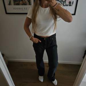 Säljer svarta Levis jeans i modell 501. Storlek 32x30. Bekväm och skön modell!