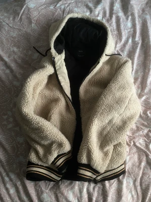 teddy vinter jacka - en stor och skön teddyjacka! välanvänd men i bra skick. har även en ficka på insidan. från herravdelningen, men tycker den kan passa vem som helst!